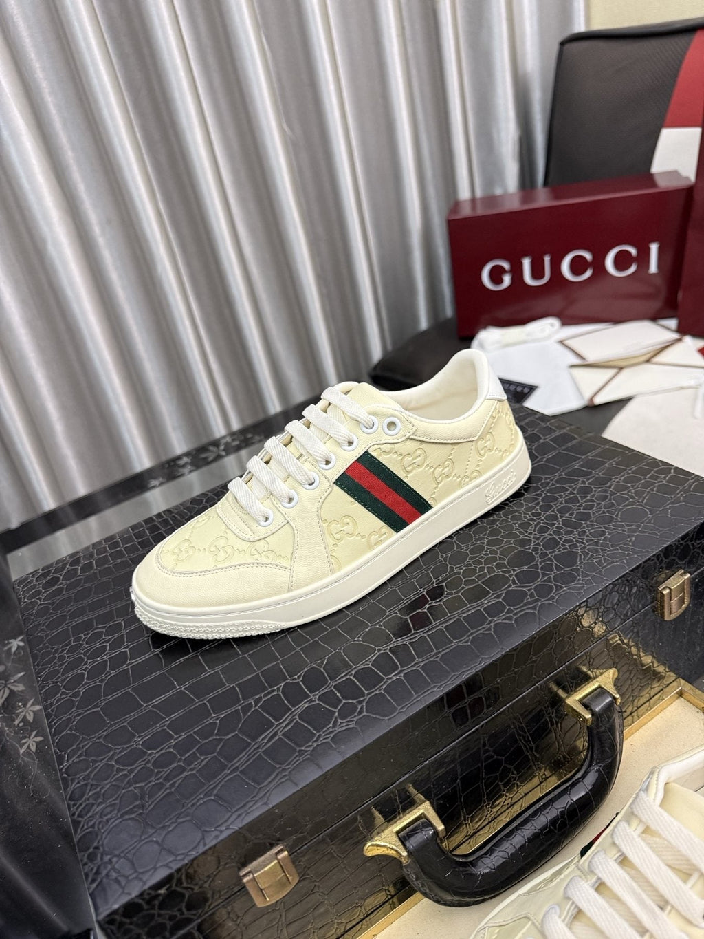 Gucci Patterned Low-Top Sneakers with Stripes